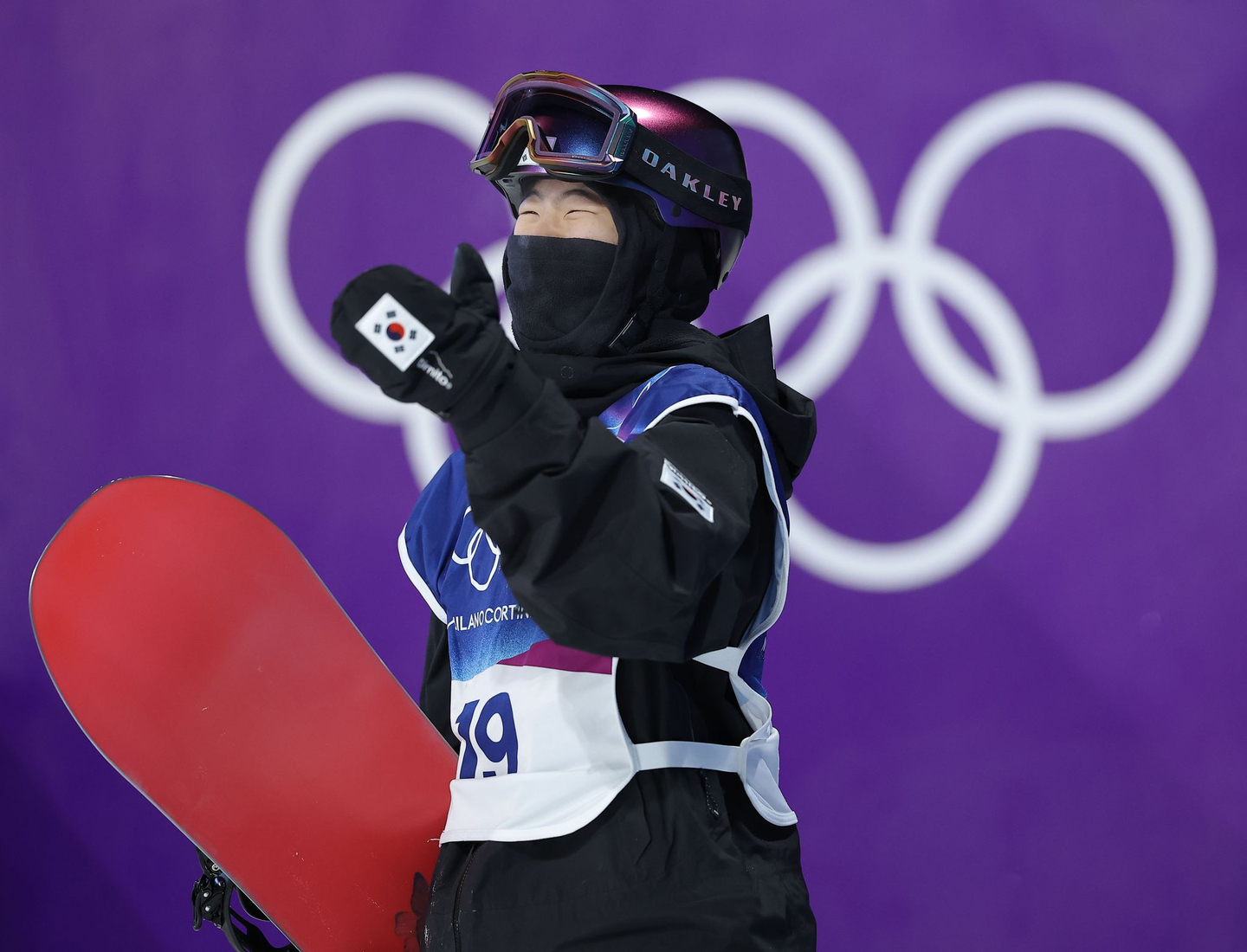 Yu Seung-eun smiles after landing a trick during the women’s snowboard big air qualifying round at the 2026 Milan-Cortina Winter Olympics at Livigno Snowpark in Livigno, Italy on Feb. 8. [YONHAP]