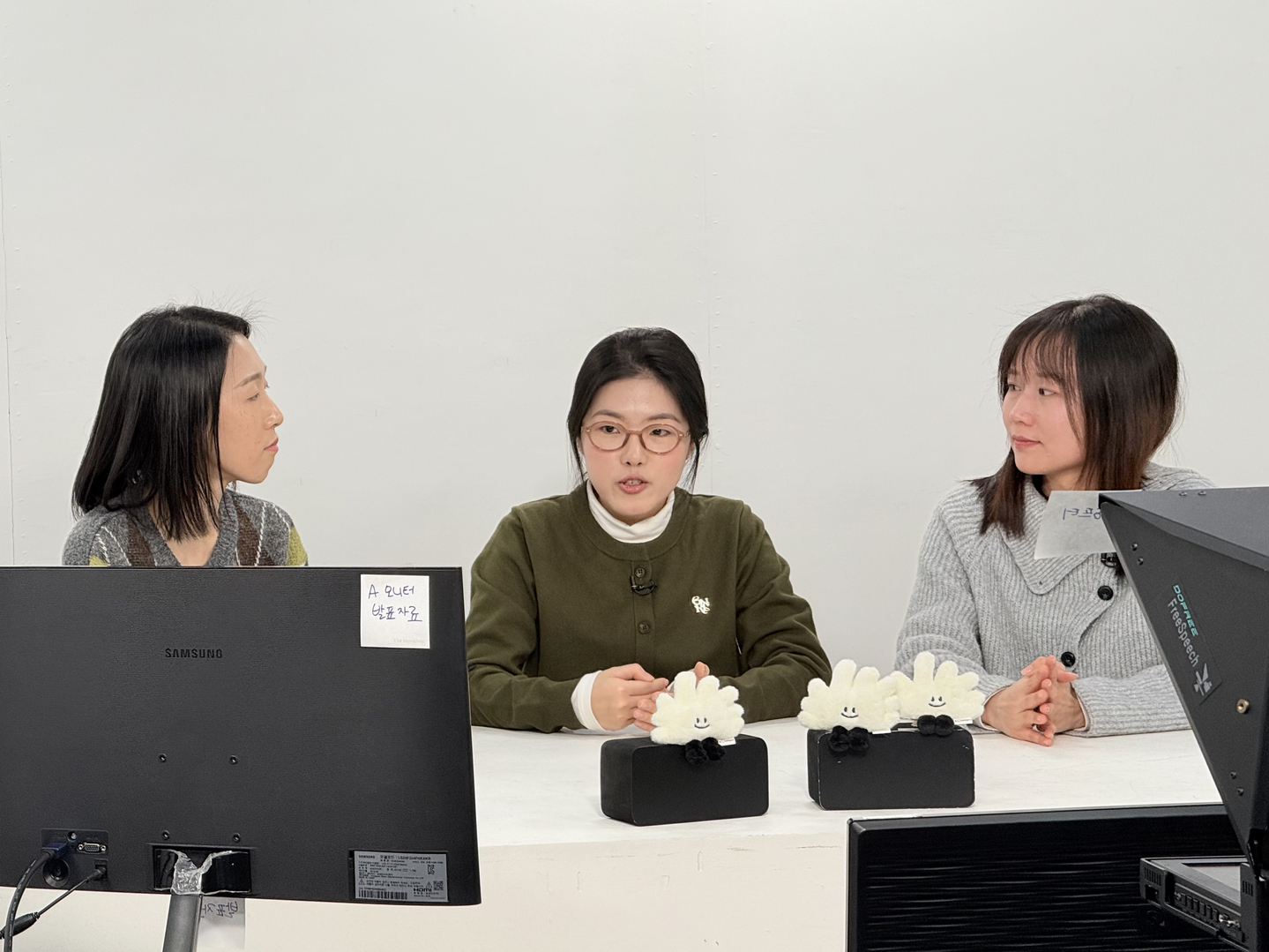 Vietnamese presenters Pham Thi Ha Phuong, center, and Do To Chau, right, speak during K-campus’s “GKS 101 with K-campus” webinar held on Feb. 9. [YOON SEUNG-JIN]