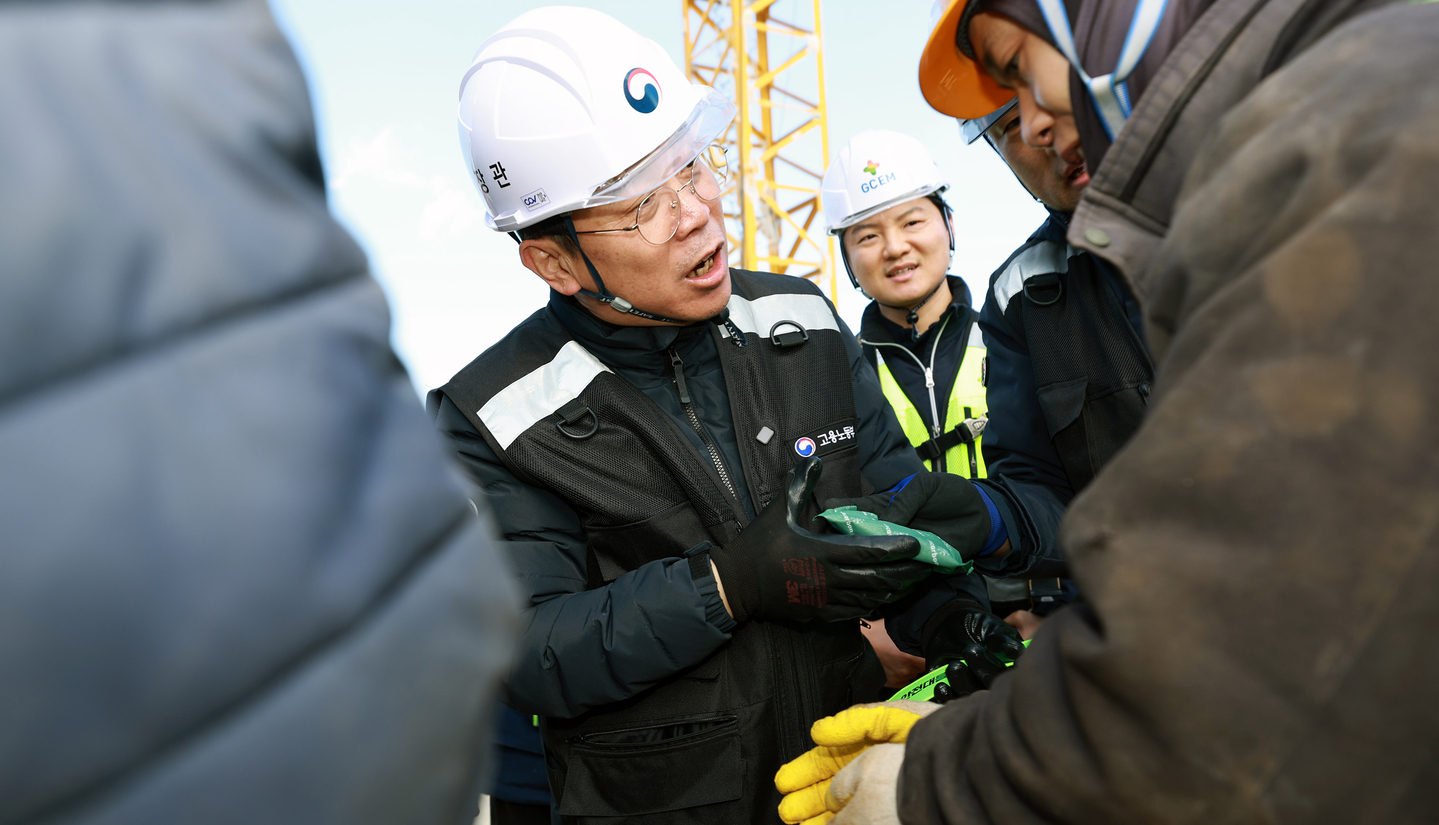 Minister of Labor and Employment Kim Young-hoon, left, is seen during an on-site inspection of small construction sites in Cheongju, North Chungcheong, on Jan. 22. [YONHAP]