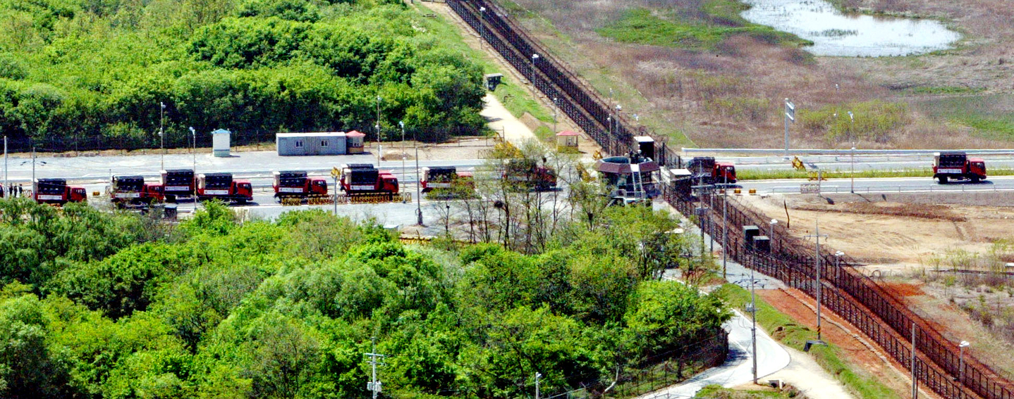 Twenty trucks carrying South Korean relief supplies for victims of the Ryongchon explosion in North Korea head north along a road beside the Gyeongui railway line on May 7, 2004, crossing the southern boundary of the demilitarized zone. [BYUN SUN-GOO]
