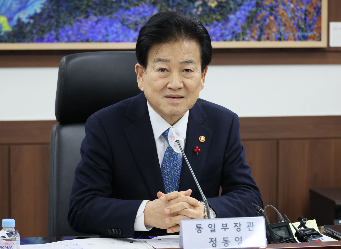 Minister of Unification Chung Dong-young speaks at a meeting between ministry officials, the Seoul Metropolitan Office of Education and civic groups at the government complex in Jongno District, Seoul on Jan. 27. [YONHAP] 