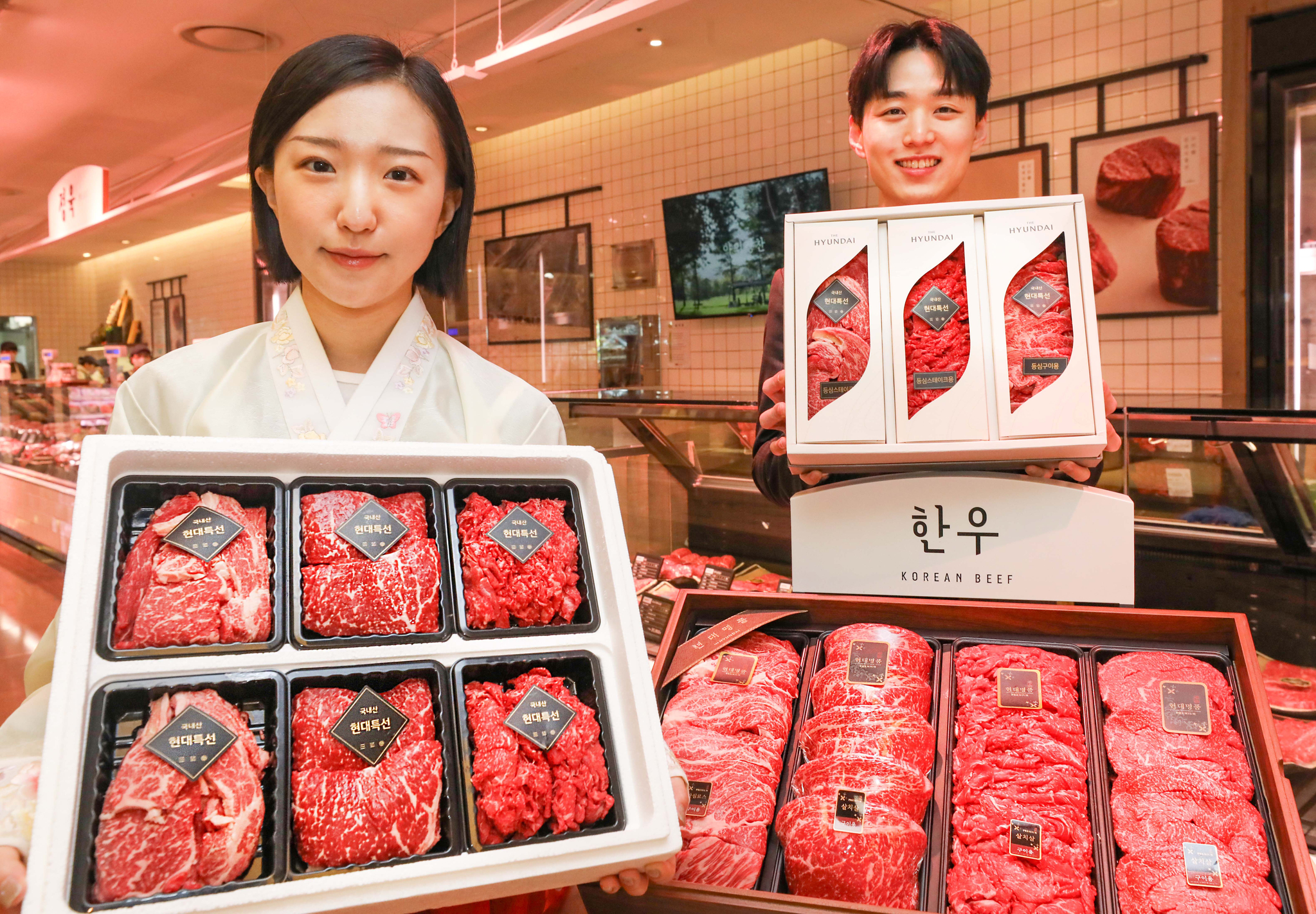  Employees of Hyundai Department Store's Coex branch in Gangnam District, southern Seoul, show hanwoo (Korean beef) gift sets sold ahead of the Lunar New Year holiday. [NEWS1]