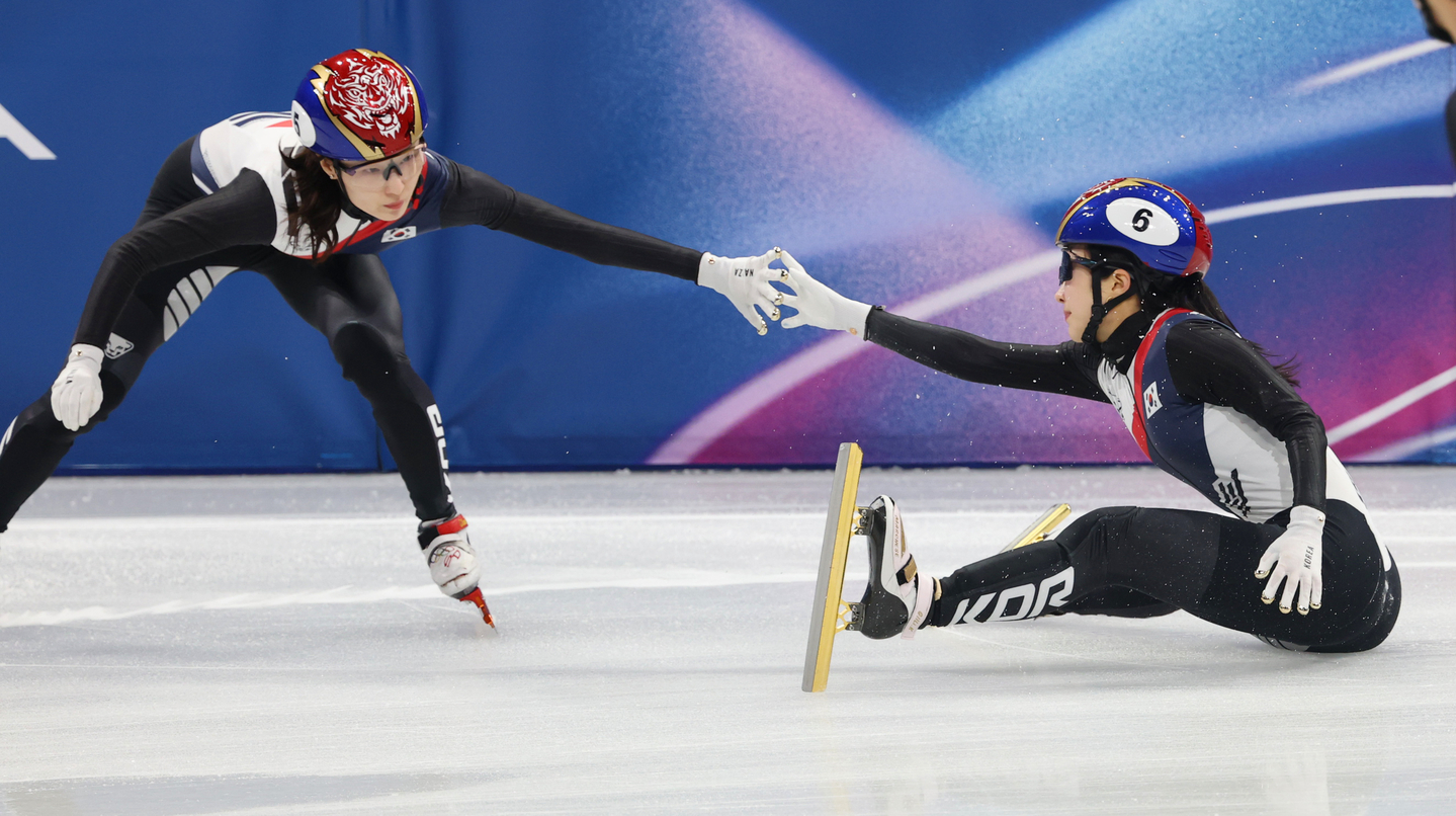 Kim Gil-li of South Korea, right, makes an exchange with Choi Min-jeong during the semifinals of the mixed team relay in short track speed skating at the Winter Olympics at Milano Ice Skating Arena in Milan on Feb. 10.  [YONHAP]