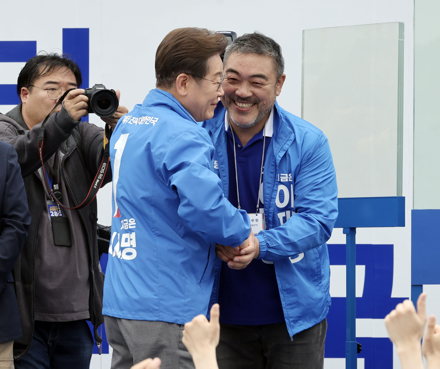 Actor Lee Won-jong, right, shakes hands with then-Democratic Party presidential candidate Lee Jae Myung during a rally in Goyang, Gyeonggi, on May 20, 2025. [KIM SEONG-RYONG] 
