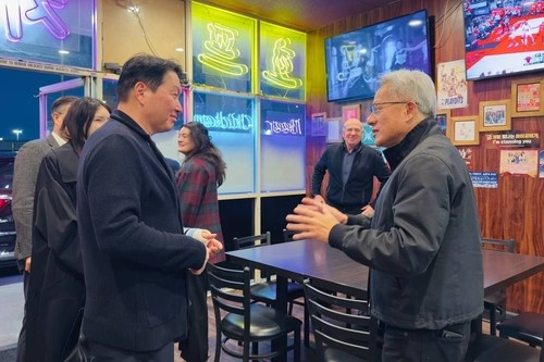 SK Group Chairman Chey Tae-won, left, speaks with Nvidia Chief Executive Officer Jensen Huang at a Korean restaurant in Silicon Valley, California, on Feb. 5.  [YONHAP] 