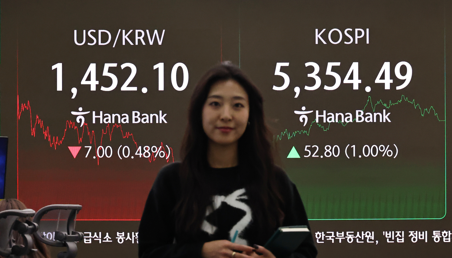 The trading floor at Hana Bank in Seoul on Feb. 11. [YONHAP] 