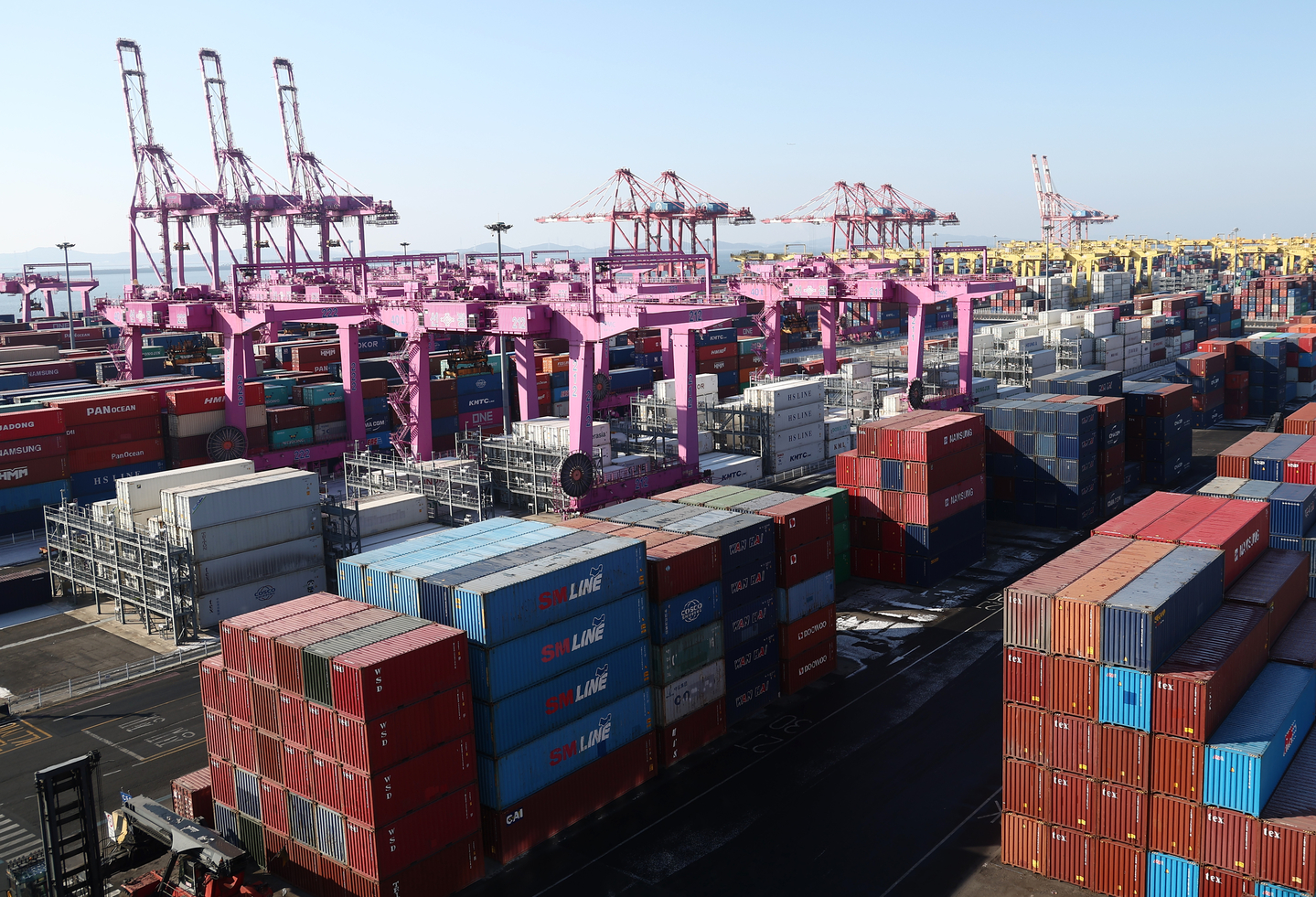Containers ready for export are piled up at a port in Incheon on Feb. 1. [NEWS1]