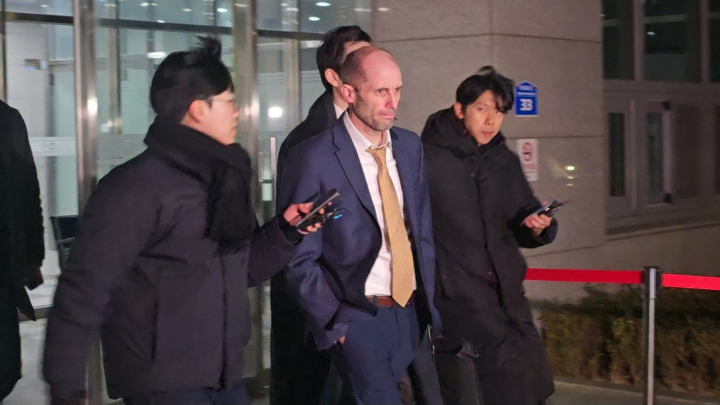 Harold Rogers, interim CEO of Coupang, leaves the Seoul Metropolitan Police Agency building in Mapo District, western Seoul, after 14 hours of questioning about allegations of perjury during his National Assembly hearing held last year, on Feb. 7. [YONHAP]