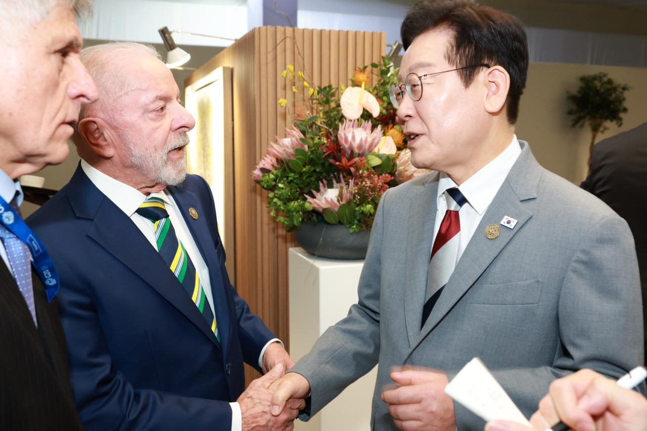 President Lee Jae Myung, right, talks with Brazilian President Luiz Inacio Lula da Silva on the sidelines of the G20 summit in Johannesburg, South Africa, on Nov. 22, 2025. [YONHAP]