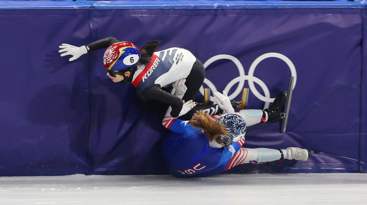 Kim Gil-li of Korea, top, is tripped up by Corinne Stoddard of the United States during the semifinals of the mixed team relay in short track speed skating at the Winter Olympics at Milano Ice Skating Arena in Milan on Feb. 10.  [YONHAP]