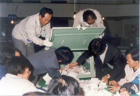 Ballot papers of the sixth national referendum are poured from a box for counting in October 1987. [JOONGANG ILBO]