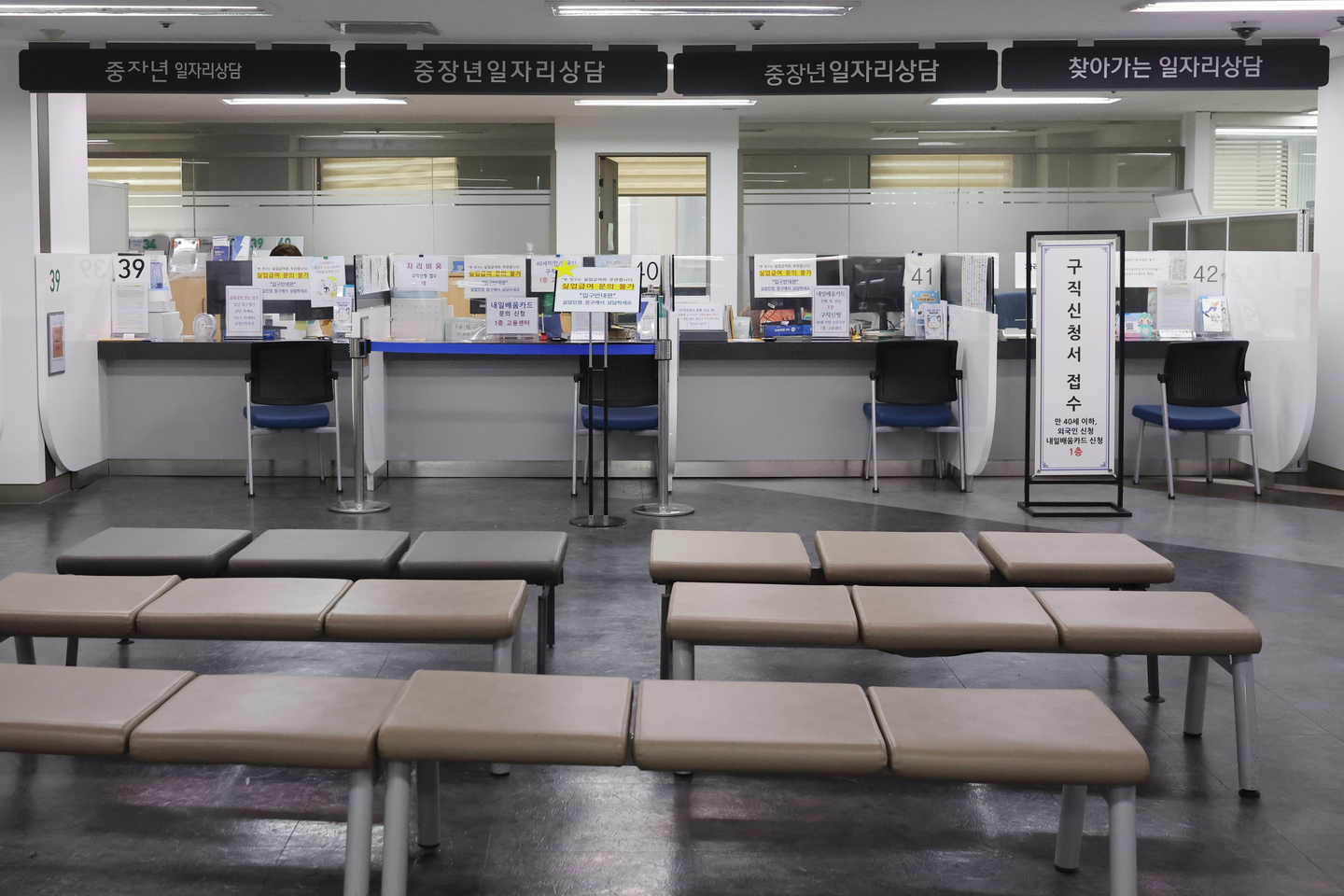 Counseling desks for middle-aged job seekers are empty at an employment and welfare center in Mapo District, western Seoul, on Feb. 11. [YONHAP]
