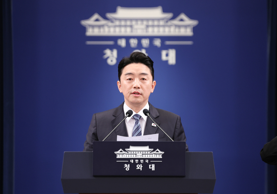 Presidential chief of staff Kang Hoon-sik speaks at a briefing at the Blue House on Feb. 11. [NEWS1] 
