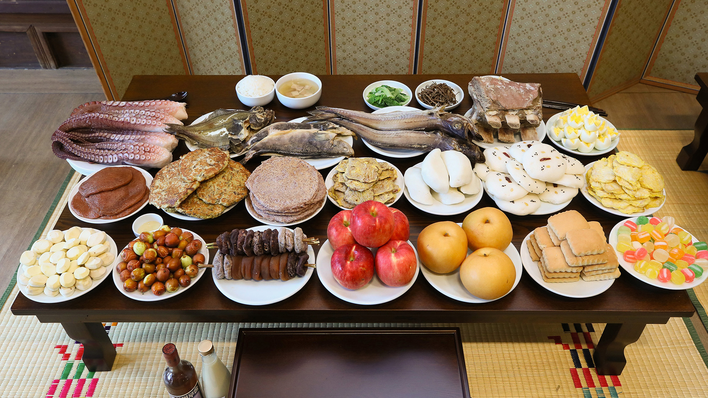 An example of a charye, or the Korean ritual of preparing a full meal for ancestors, is shown in this photo from Sept. 17, 2018. [YONHAP]