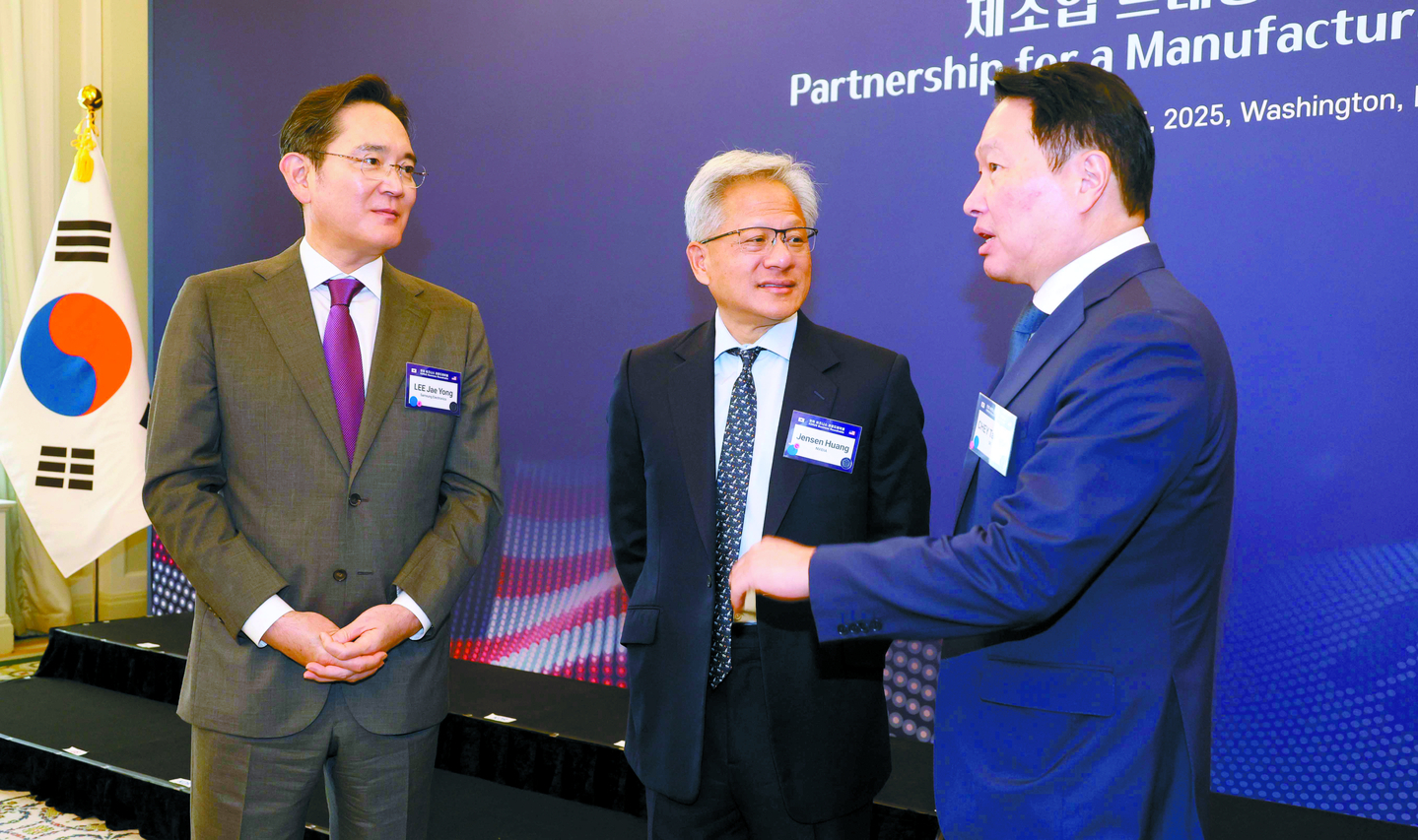 Samsung Electronics Executive Chairman Lee Jae-yong, left, SK Group Chairman Chey Tae-won, right, and Nvidia CEO Jensen Huang at the Korea-U.S. business roundtable held in Washington, D.C. on Aug. 25, 2025. [PRESIDENTIAL OFFICE]