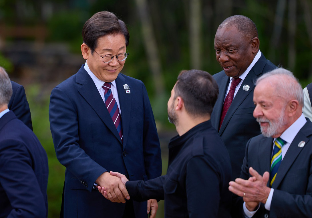 South Korean President Lee Jae Myung, left, shakes hands with Ukrainian President Volodymyr Zelensky after a group photo at the Group of Seven (G7) summit in Alberta, Canada, on June 17, 2025. [PRESIDENTIAL OFFICE]