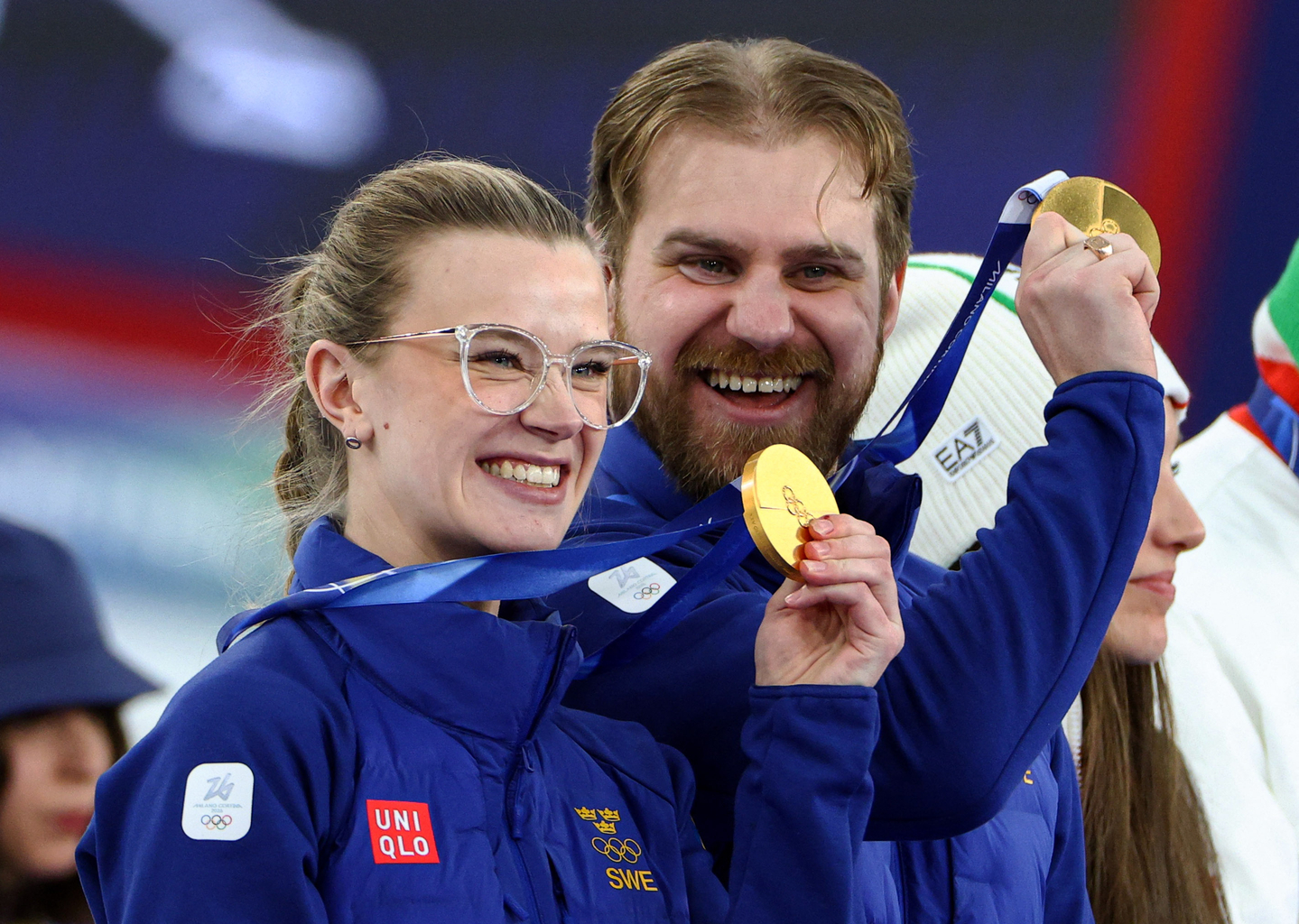 Gold medalists Rasmus Wranaa and Isabella Wranaa of Sweden in curling mixed doubles celebrate during the victory ceremony at the Cortina Curling Olympic Stadium in Cortina d'Ampezzo, Italy, on Feb. 10.  [REUTERS/YONHAP]