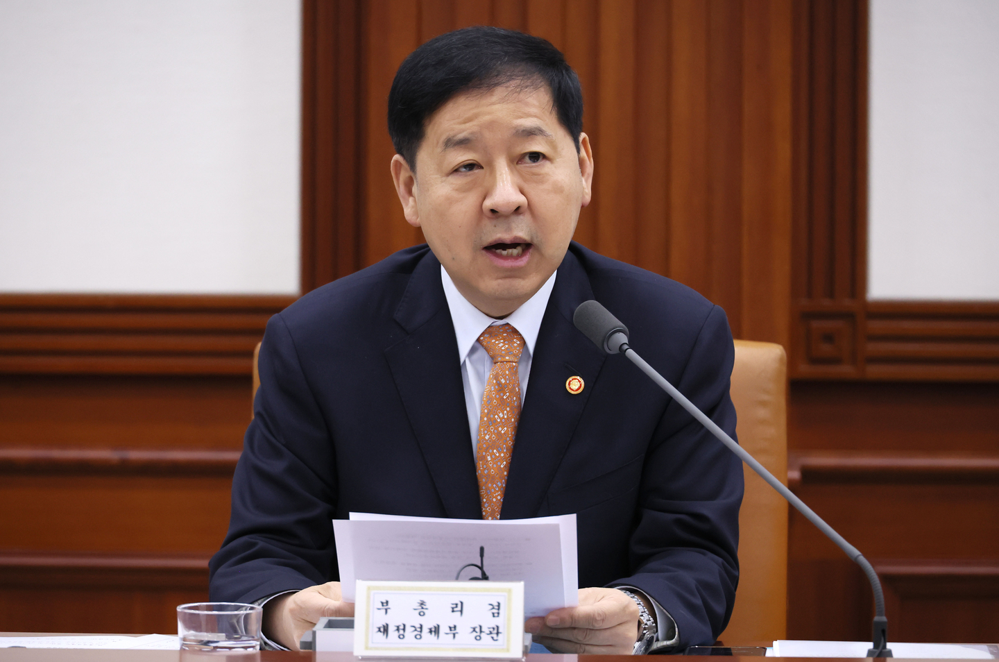 Finance Minister Koo Yun-cheol speaks during the meeting of a ministerial-level task force aimed at stabilizing consumer prices held at the government complex in Seoul on Feb. 11. [YONHAP]