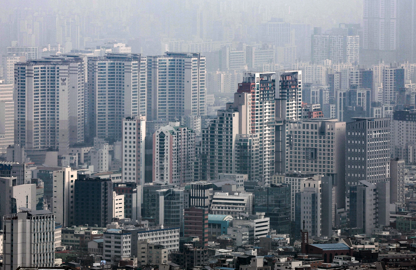 An aerial view from Mount Nam in central Seoul shows apartment complexes in the capital city on Feb. 5. [NEWS1]