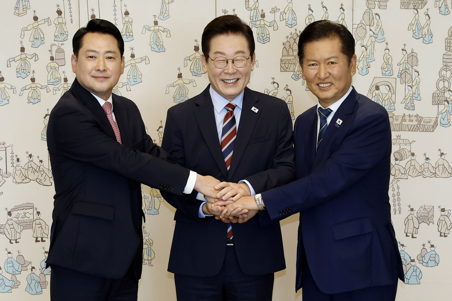 President Lee Jae Myung, center, People Power Party chief Jang Dong-hyeok, left, and Democratic Party leader Jung Chung-rae pose for a photo at the then-presidential office in Yongsan District, central Seoul, following a luncheon on Sept. 8, 2025. [JOINT PRESS CORPS] 