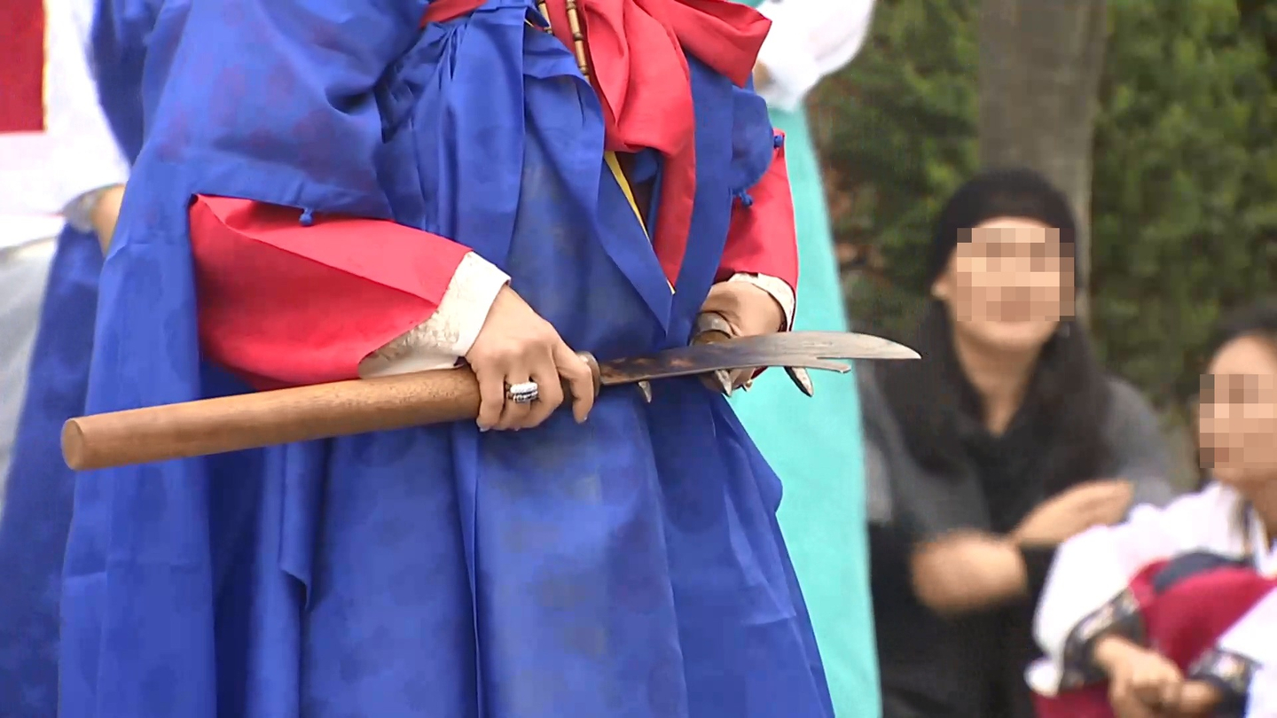 A shaman performs a ritual in this file photo. [YONHAP]