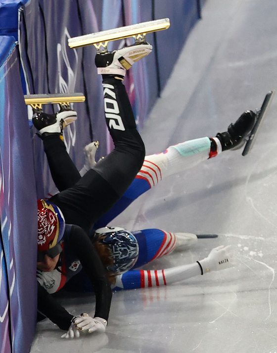 Kim Gil-li of Korea and Corinne Stoddard of the United States are seen tangled after a collision during the semifinals of the mixed team relay in short track speed skating at the Winter Olympics at Milano Ice Skating Arena in Milan on Feb. 10. [KIM JONG-HO]