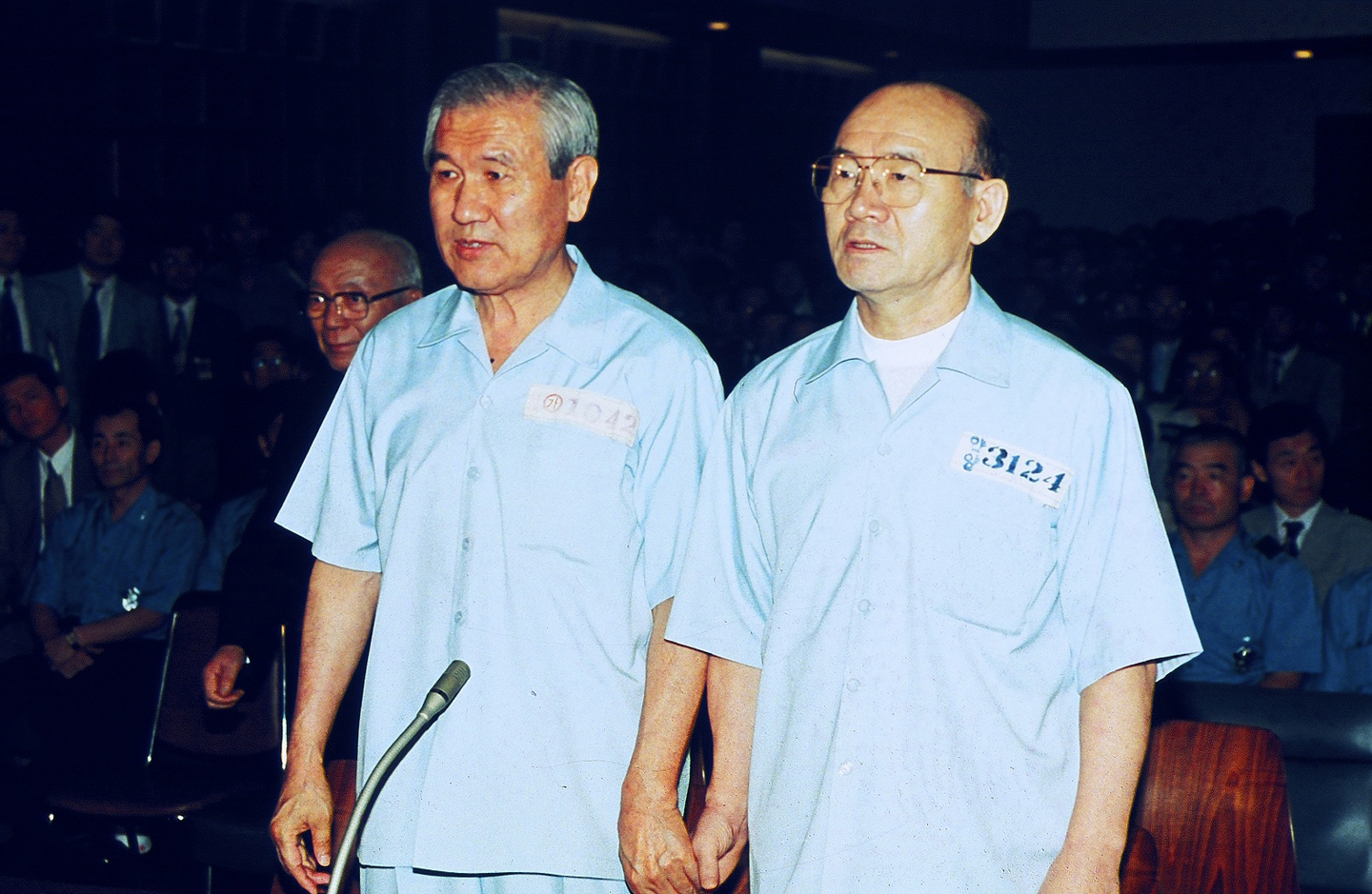 Late Presidents Roh Tae-woo, left, and Chun Doo Hwan stand in a courtroom in Seoul in 1996 to receive their first ruling on a military coup that helped them seize state power in 1979 [JOONGANG ILBO]