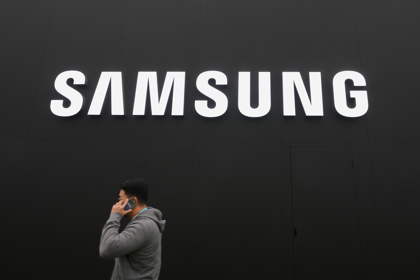 A person walks by a logo of Samsung Electronics at an exhibition hall for the Asia-Pacific Economic Cooperation (APEC) in Gyeongju, North Gyeongsang, on Oct. 30. [AP/YONHAP]