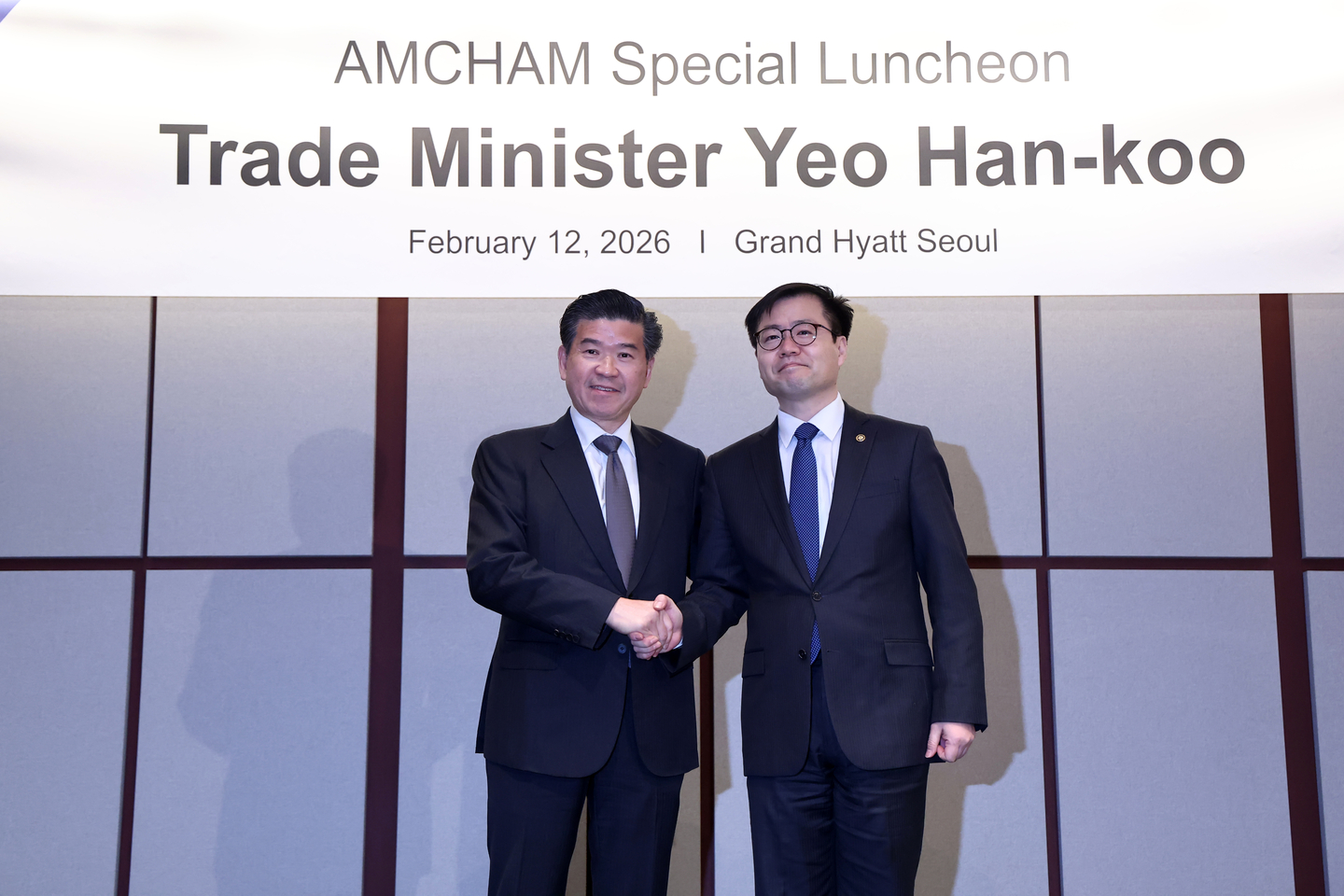 James Kim, chairman of American Chamber of Commerce in Korea (Amcham), left, and Trade Minister Yeo Han-koo poses for a photo at a luncheon hosted by the organization to strengthen bilateral economic cooperation between Korea and the United States. The event was held at Grand Hyatt Seoul hotel in central Seoul on Feb. 12. [YONHAP]