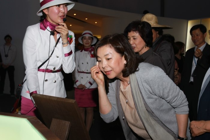 Kim Young-sik, the widow of the late LG Chairman Koo Bon-moo, is seen during a cosmetics expo in Osong, North Chungcheong in 2021 [JOONGANG ILBO]
