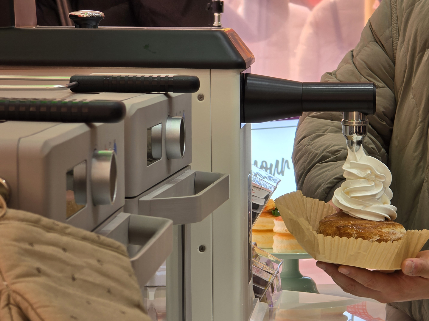 A whipped cream dispenser operates at the CU Seongsu Dessert Park branch in the Seongsu-dong neighborhood of Seongdong District, eastern Seoul, on Feb. 12. [NOH YU-RIM]