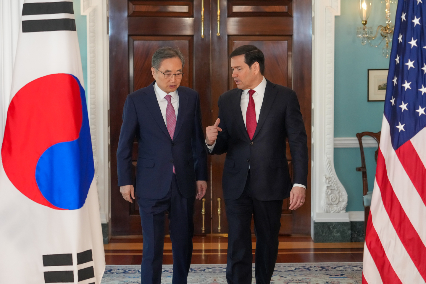 Foreign Minister Cho Hyun, left, speaks with US Secretary of State Marco Rubio at the start of their talks in Washington on Feb. 3.  [YONHAP] 