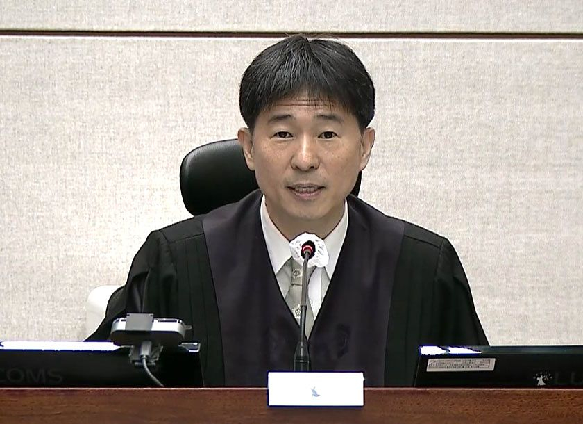 Presiding Judge Ji Gui-yeon speaks during a continued hearing in the trial of former President Yoon Suk Yeol on charges of leading an insurrection and abuse of power to obstruct the exercise of rights at the Seoul Central District Court in Seocho District, southern Seoul, on Oct. 2, 2025. [YONHAP] 