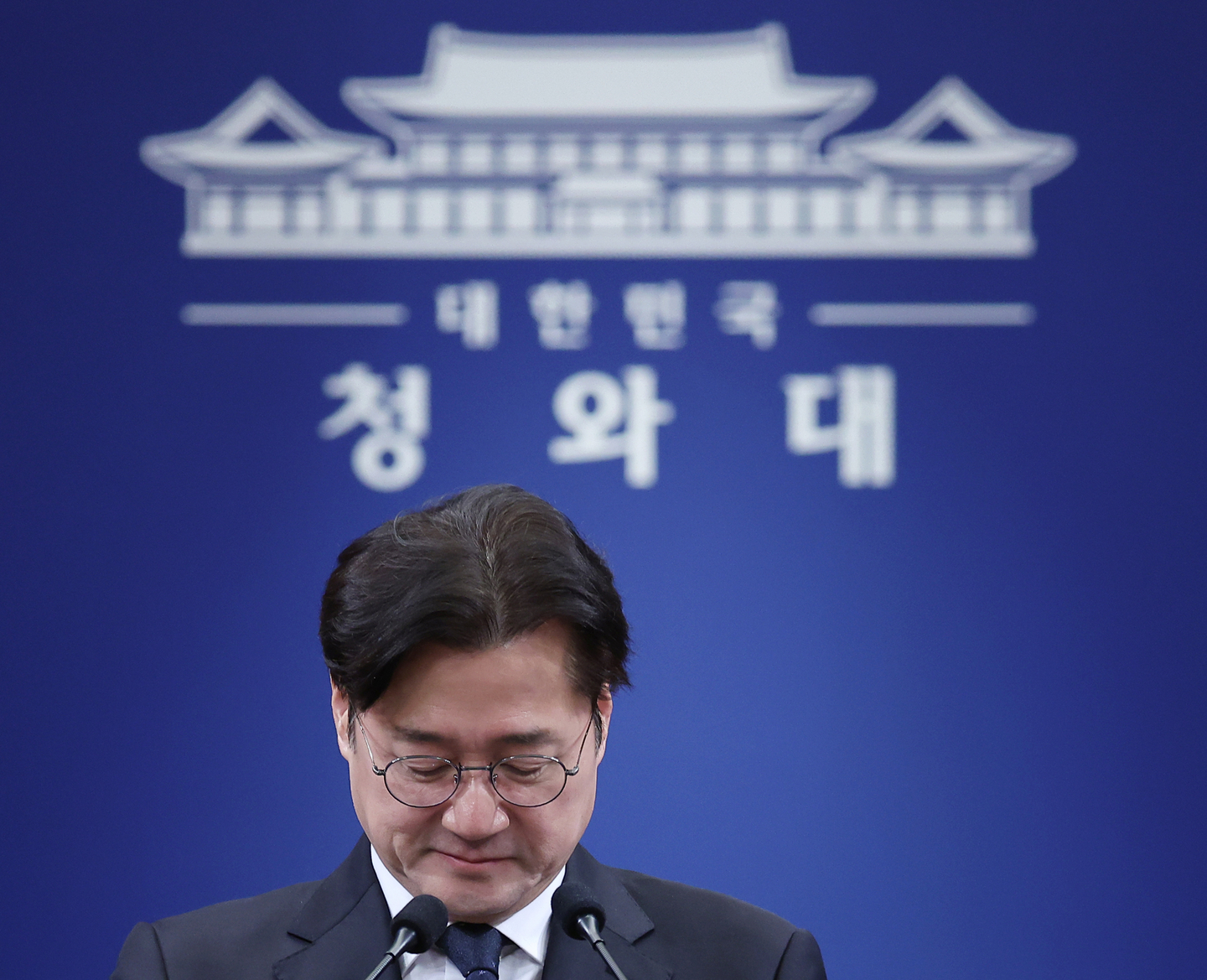 Hong Ihk-pyo, the Blue House secretary for political affairs, is seen duirng a press briefing at the Blue House in Jongno District, central Seoul on Feb. 12. [YONHAP]