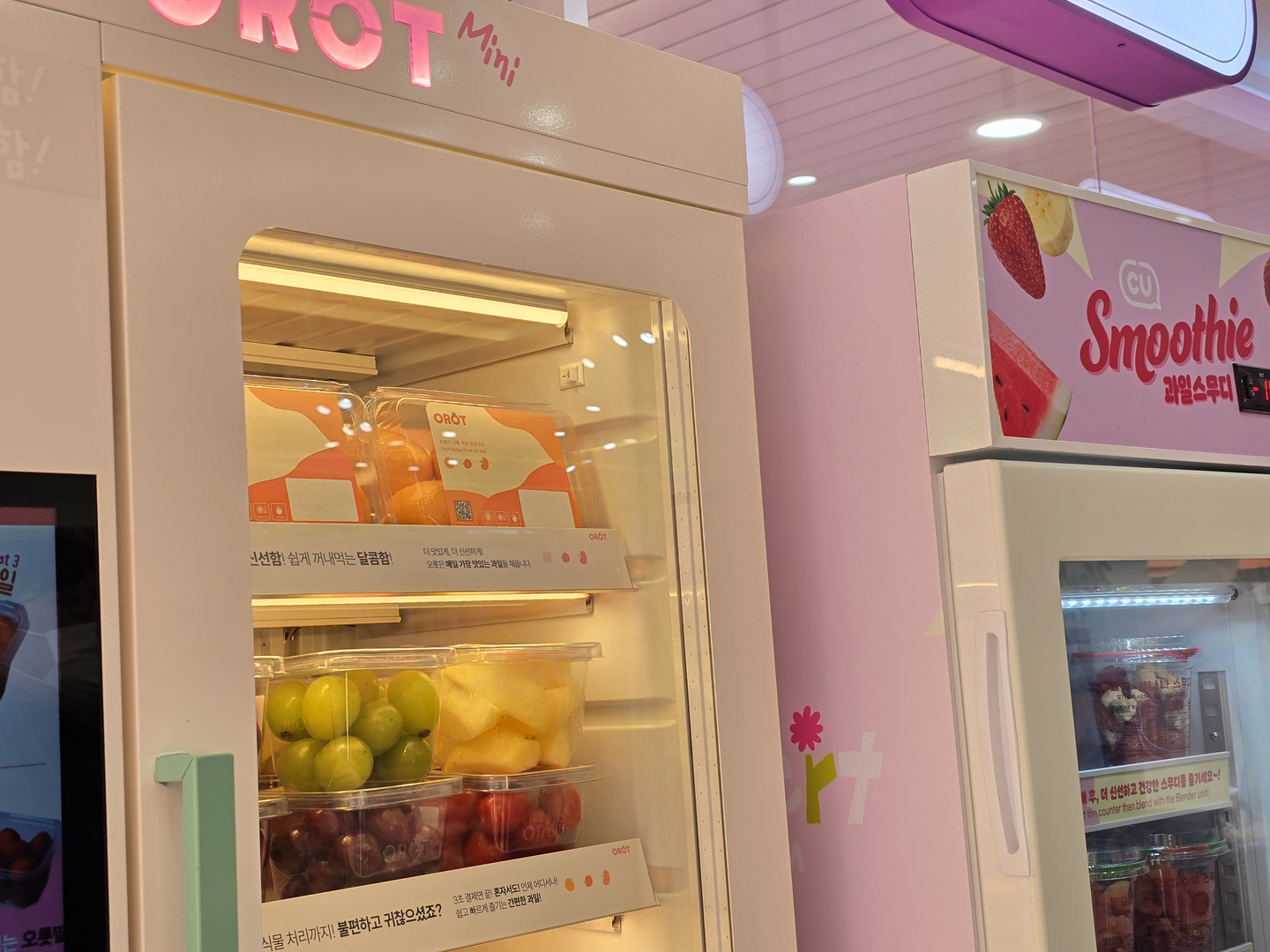 A fresh fruit kiosk is filled with produce at the CU Seongsu Dessert Park branch in the Seongsu-dong neighborhood of Seongdong District, eastern Seoul, on Feb. 12. Fresh fruit kiosks are currently operating at 11 stores nationwide, according to BGF Retail. [NOH YU-RIM]