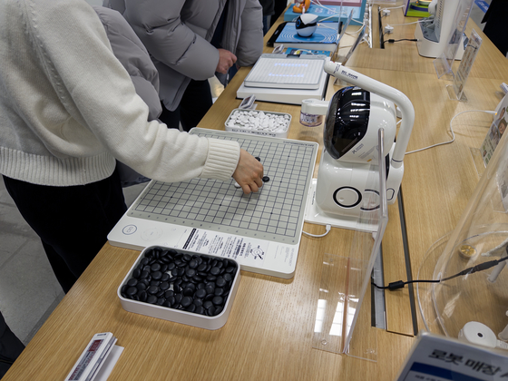 Customers play with Sense Robot Go at the Robot Store in Emart Yeongdeungpo in western Seoul. [CHO YONG-JUN]
