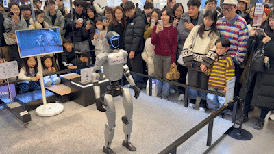 Audiences watch the Unitree G1 robot in action at the Emart Yeongdeungpo store in western Seoul. [CHO YONG-JUN]