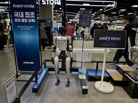  The Unitree G1 humanoid robot at the Robot Store in Emart Yeongdeungpo in western Seoul. [CHO YONG-JUN]
