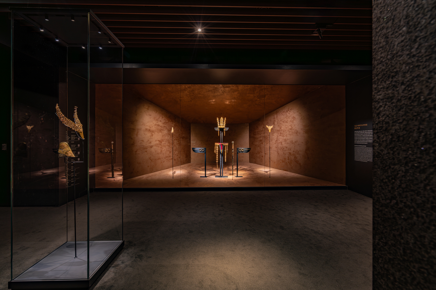 Artifacts are seen at the special exhibition “Silla Gold Crowns: Power and Prestige” at the Gyeongju National Museum, where six Silla gold crowns and six gold belts are displayed together. [GYEONGJU NATIONAL MUSEUM]