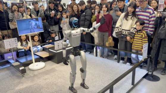 The Unitree G1 humanoid robot at the Robot Store in Emart Yeongdeungpo in western Seoul. [CHO YONG-JUN]