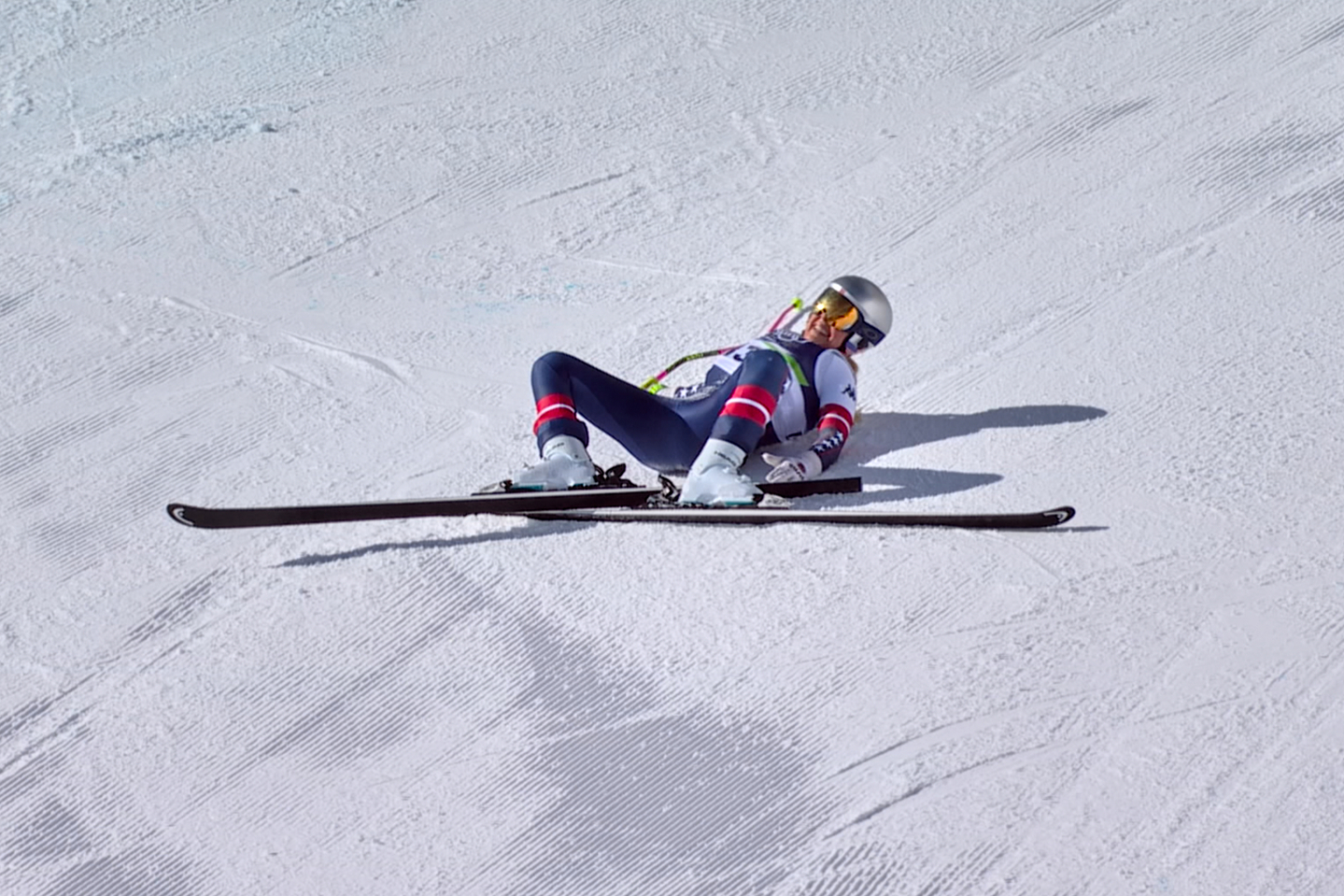 Lindsey Vonn lies on the course after crashing during the women's downhill race at the 2026 Winter Olympics in Cortina d'Ampezzo, Italy, on Feb. 8.  [AP/YONHAP]