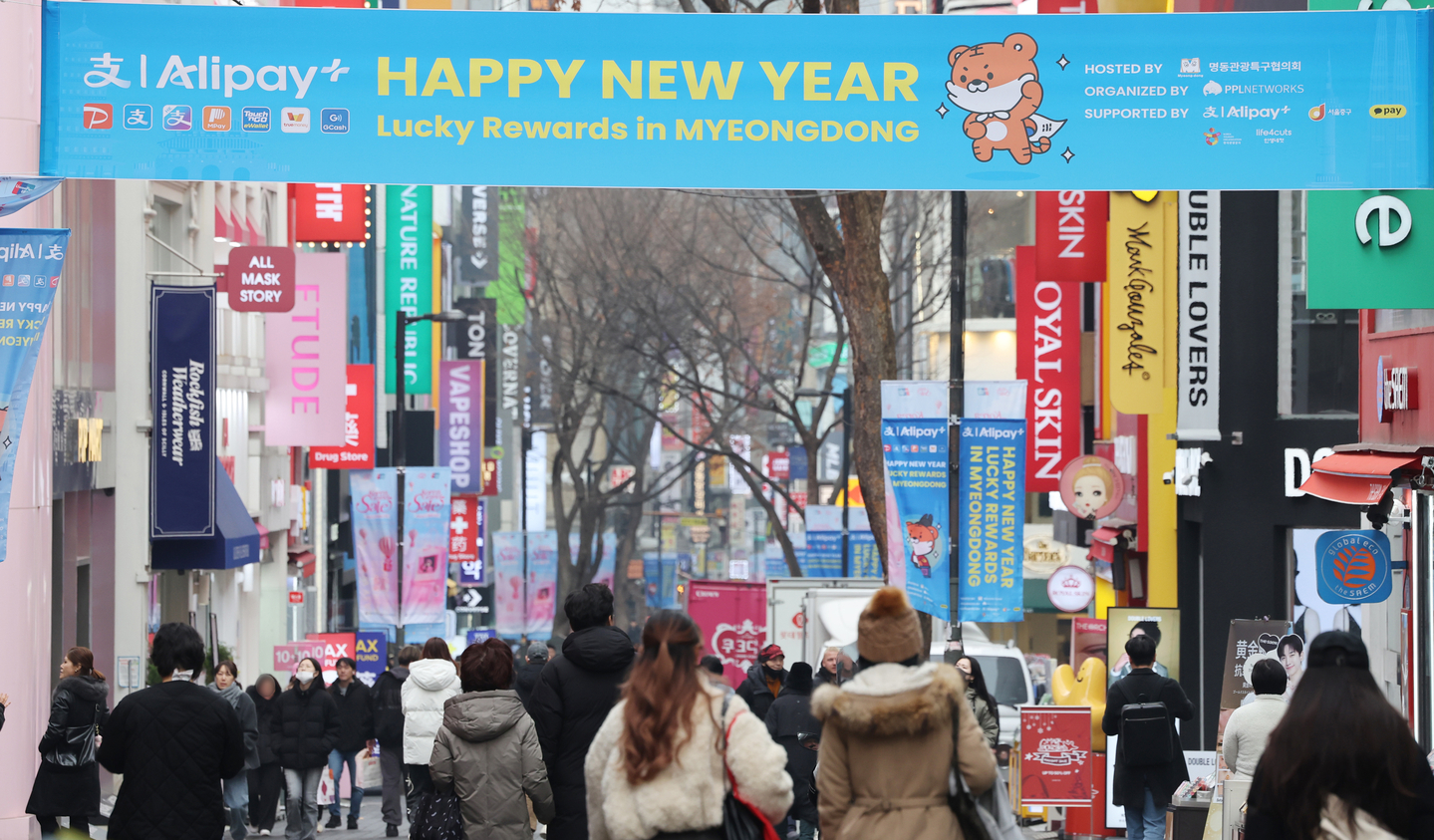 A banner from the Korea Tourism Organization and Alipay hangs in Myeongdong, central Seoul, on Feb. 12, prior to the Lunar New Year holiday. As many as 190,000 Chinese tourists are projected to visit Korea during the holiday period this year, according to Korean tourism authorities. [YONHAP]