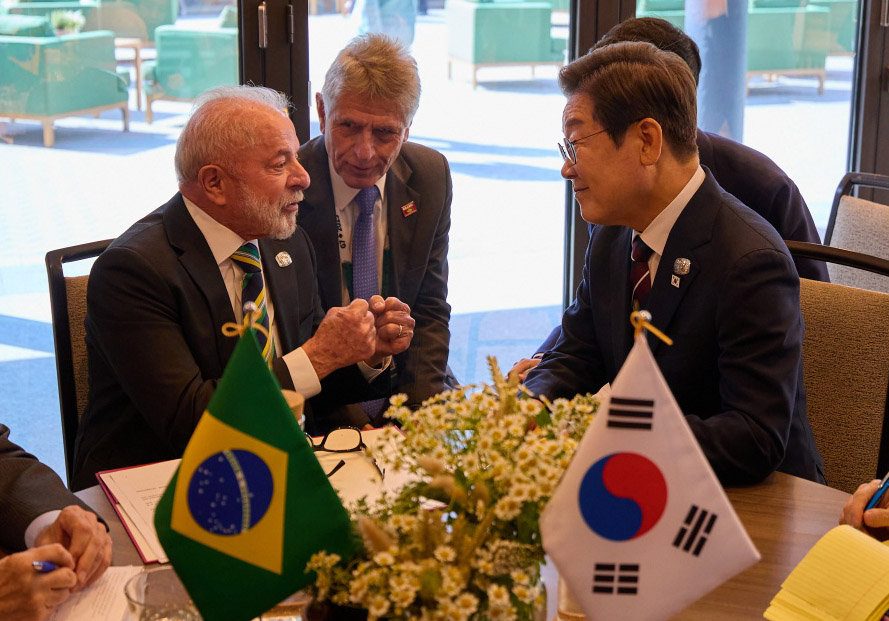 Korean President Lee Jae Myung, right, chats with Brazilian President Luiz Inacio Lula da Silva during their first bilateral talks on the margins of the G7 summit in Alberta, Canada, on June 17, 2025. [PRESIDENTIAL OFFICE]
