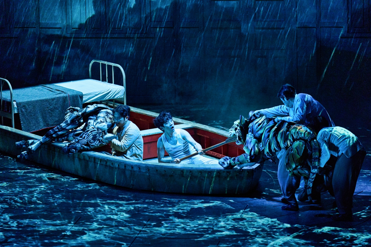 A scene from ″Life of Pi″ staged at the GS Arts Center in Gangnam District, southern Seoul, through March 3. [S&CO]