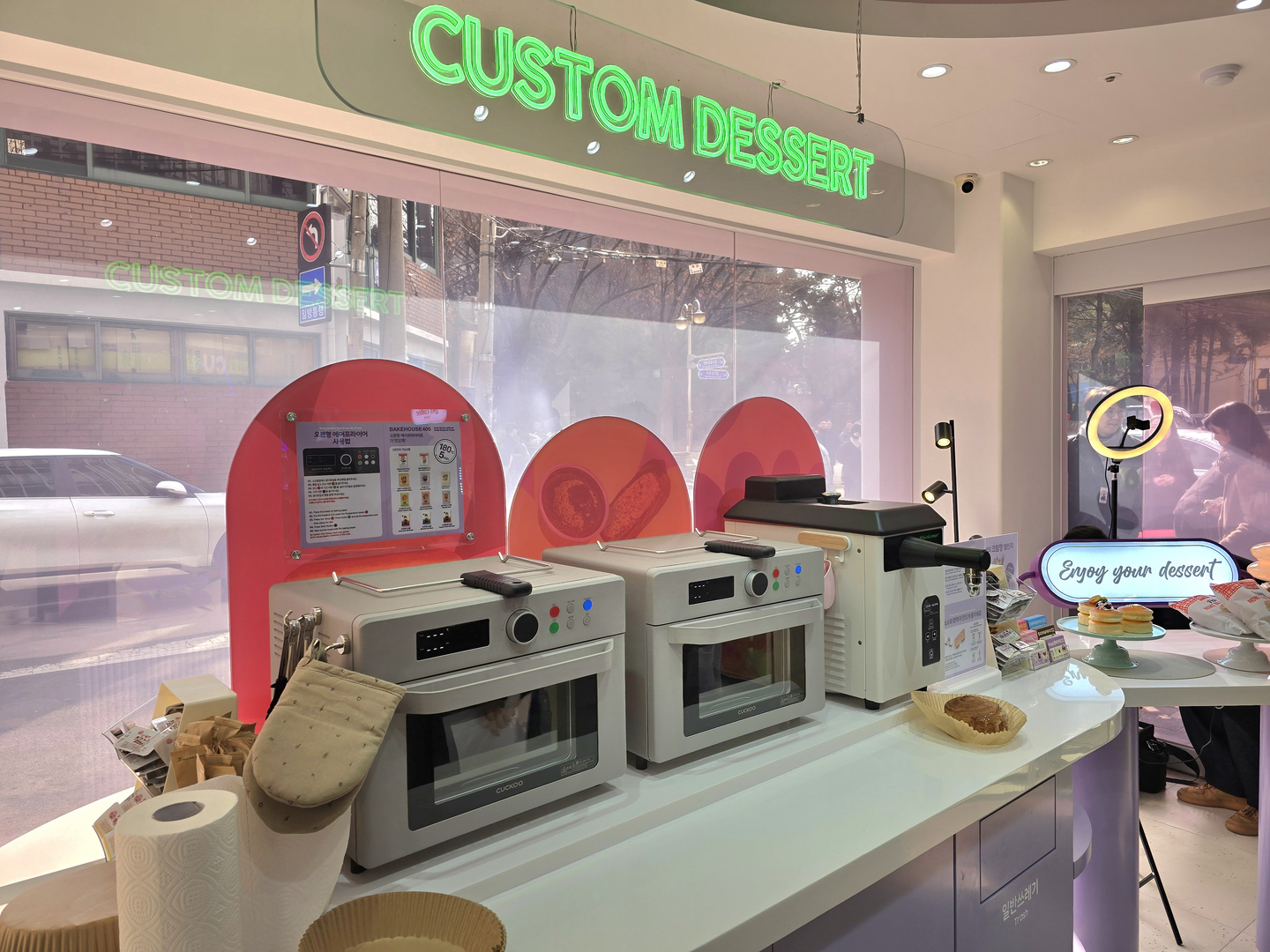 An oven-style air fryer and a whipped cream dispenser are displayed at the CU Seongsu Dessert Park branch in the Seongsu-dong neighborhood of Seongdong District, eastern Seoul, on Feb. 12. [NOH YU-RIM]