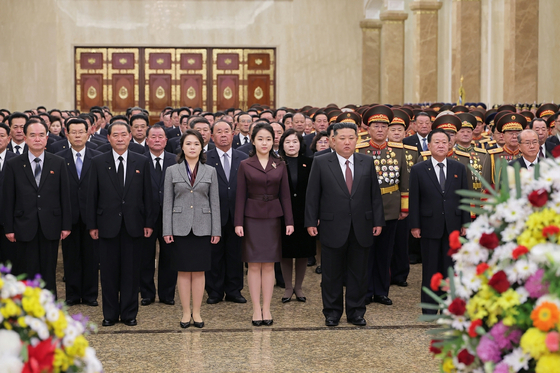 North Korean leader Kim Jong-un, second from right in the front row, attends a New Year's Day ceremony at to pay respects to his father, Kim Jong-il, and his grandfather and regime founder Kim Il Sung at the Kumsusan Palace of the Sun in Pyongyang in this photo released by the North's state-controlled Korean Central News Agency on Jan. 2. His daughter stands between him and his wife, Ri Sol-ju. [YONHAP]