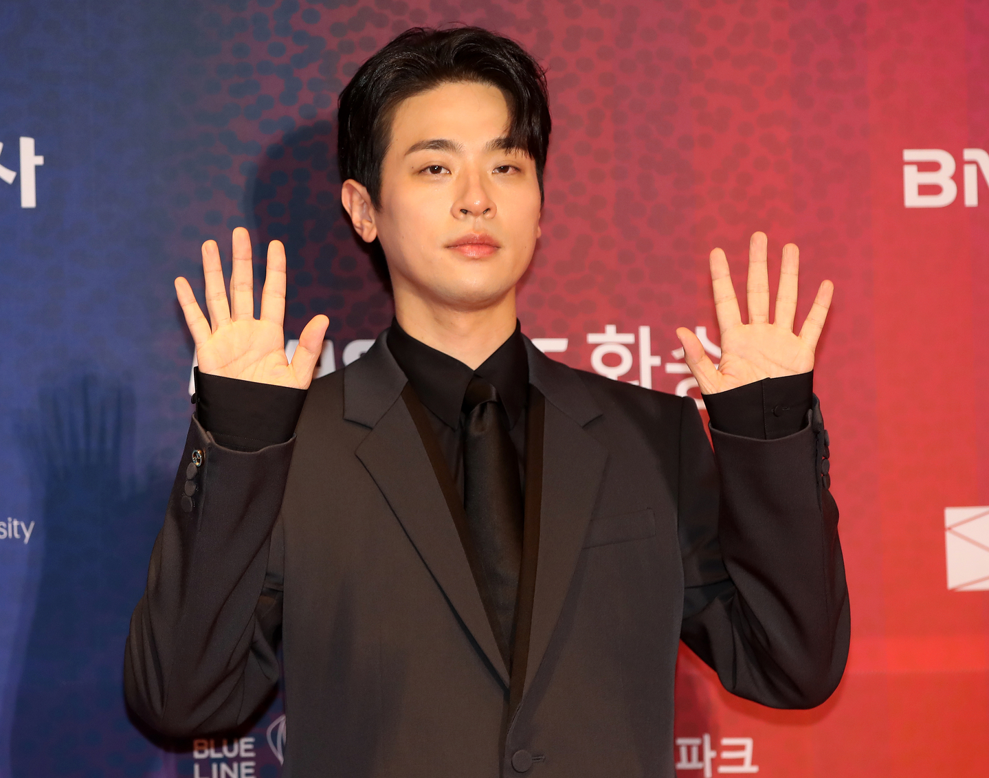 Actor Park Jeong-min poses on the red carpet during the 2025 Buil Film Awards at Signiel Busan in Haeundae District, Busan, on Sept. 18, 2025. [NEWS1]