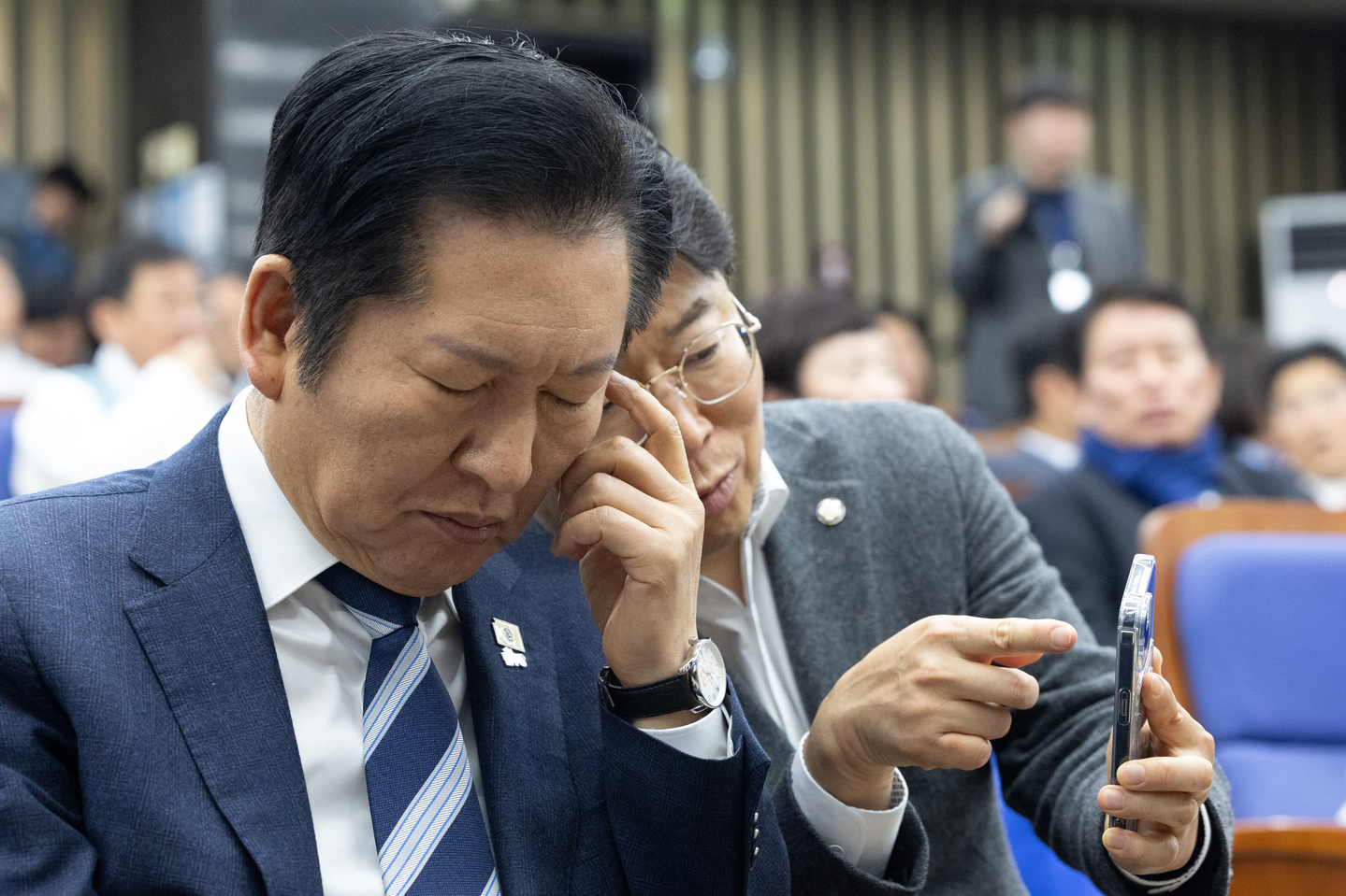 Democratic Party (DP) leader Jung Chung-rae, left, and DP Rep. Choi Ki-sang are seen talking during a general meeting of the party at the National Assembly in Yeouido, western Seoul on Feb. 12. [NEWS1]