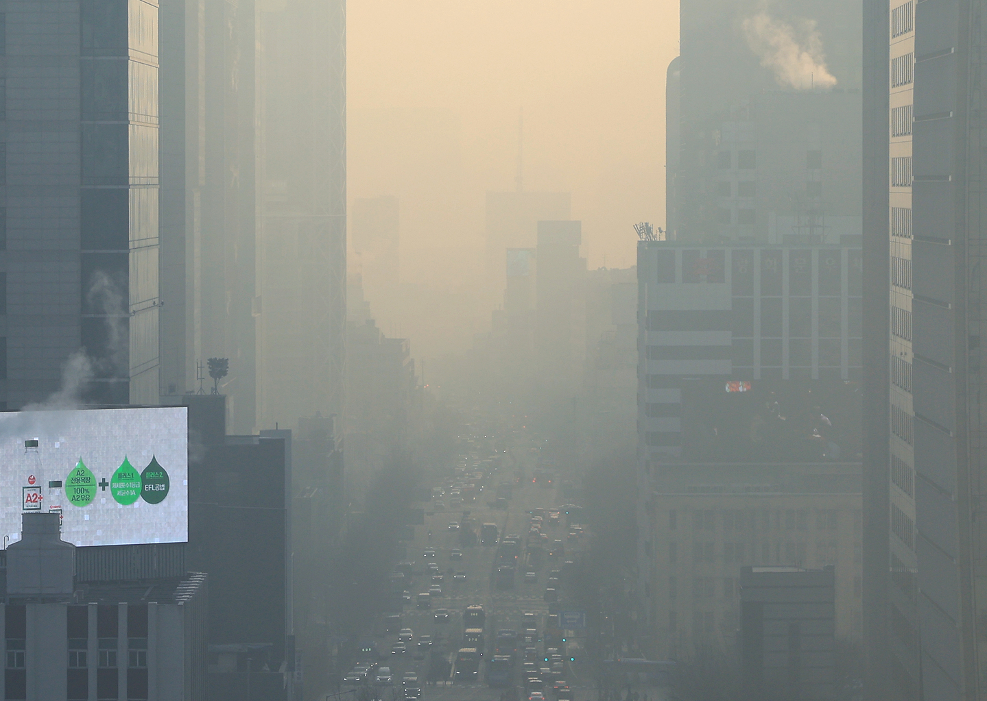 The city of Seoul appears hazy due to heavy air pollution on Feb. 12. [NEWS1]