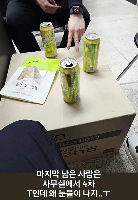 A social media post shared on Feb. 11 shows police officers from the Gyeongnam Provincial Police Agency having beer inside a police station. [SCREEN CAPTURE]
